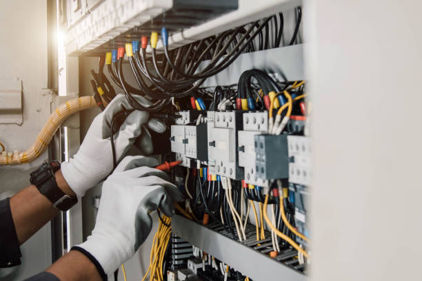Elektricien meet spanning in een verdeelinrichting met multimeter